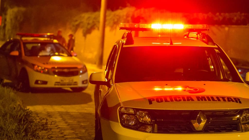 Crianças abandonadas são resgatadas em casa repleta de armas em SC