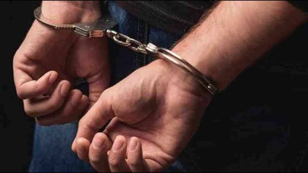 Homem é preso por se masturbar em frente a jovens