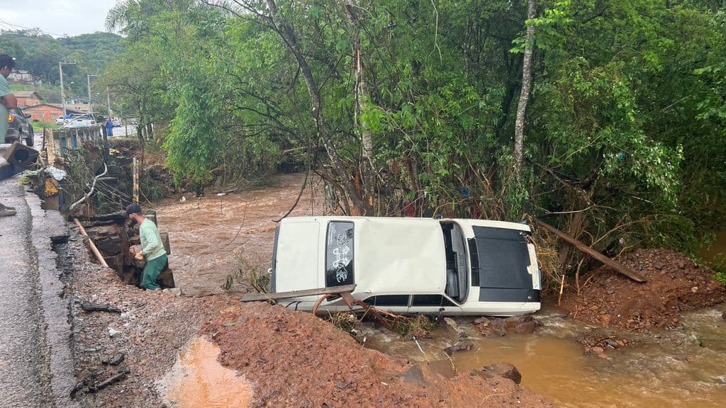 Enchente arrasta Opala até leito de rio