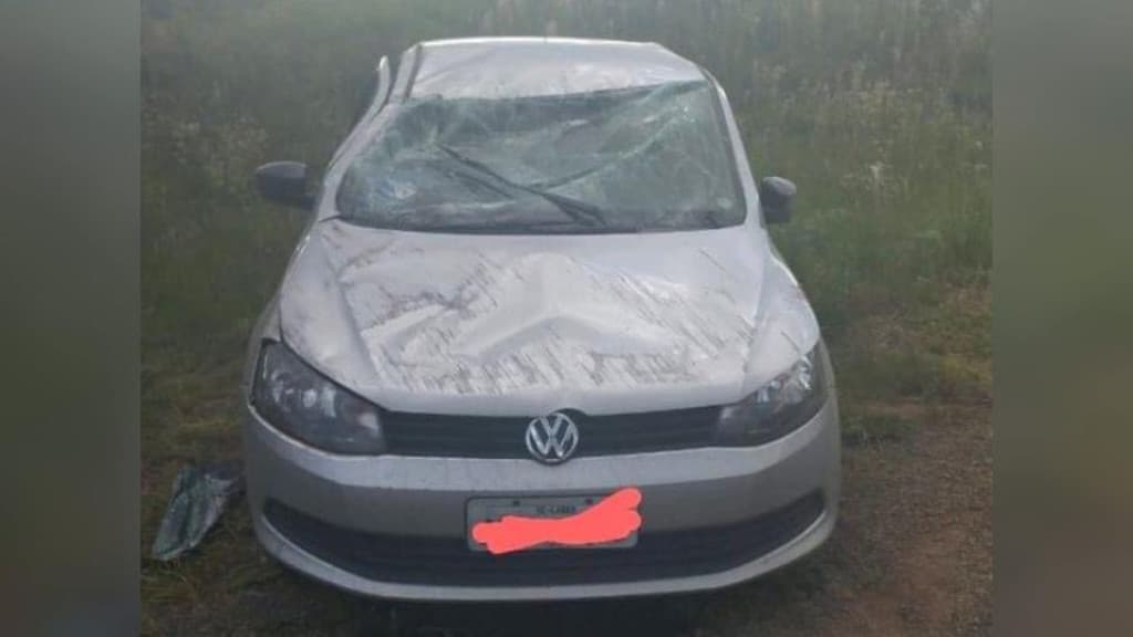 Mulher atropela cone e capota carro na SC-114