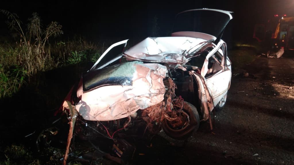 Forte colisão entre carro e carreta deixa dois mortos na BR-153, em SC