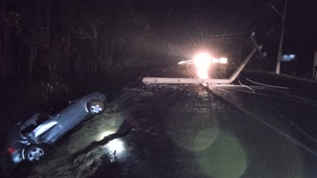 Colisão entre carro e poste deixa quatro vítimas graves