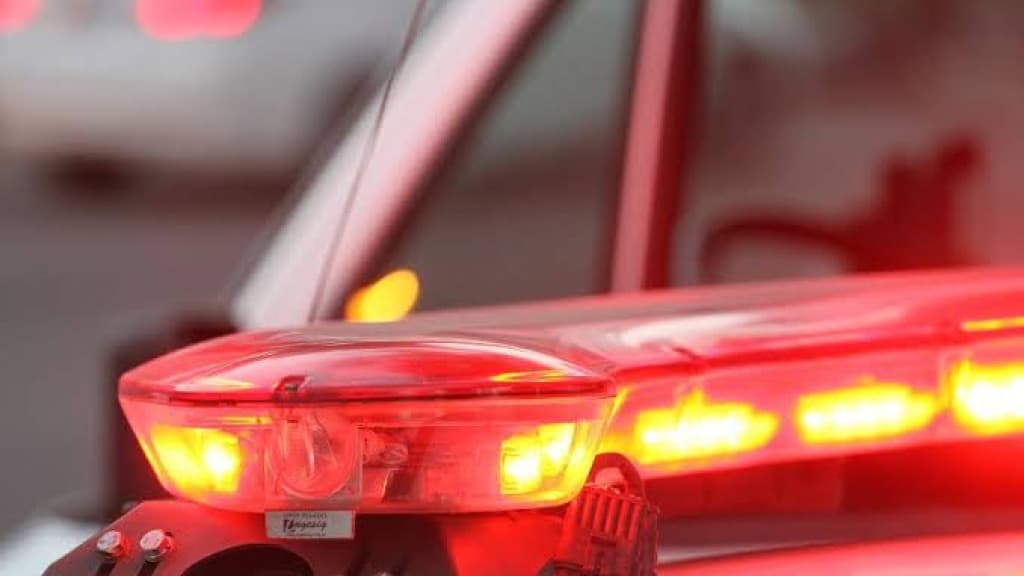 Discussão em bar termina com homem baleado e outro atropelado