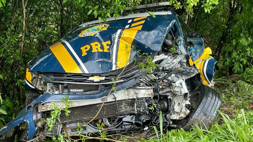 Colisão entre carreta e viatura da PRF deixa policial ferido na BR-280