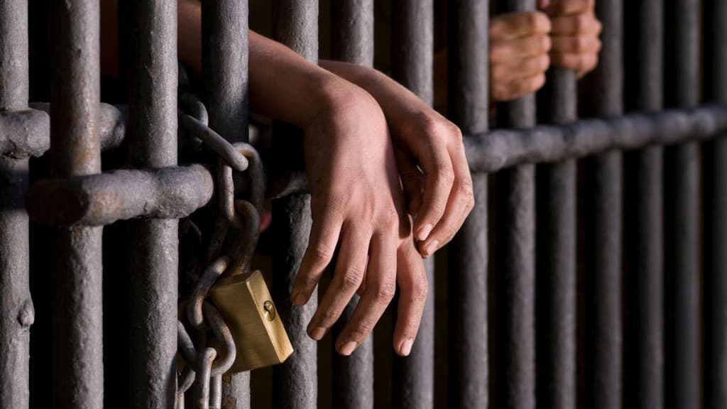 Homem é condenado a 32 anos por matar ex-esposa a facadas em frente à filha de 3 anos