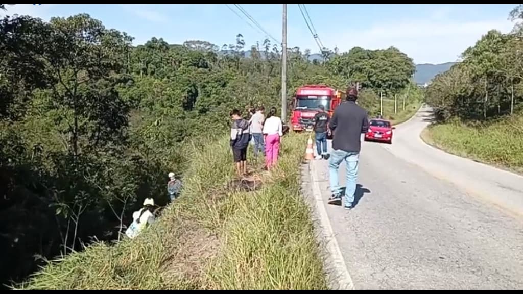 AGORA: Carro cai em grota de 10 metros em São João Batista
