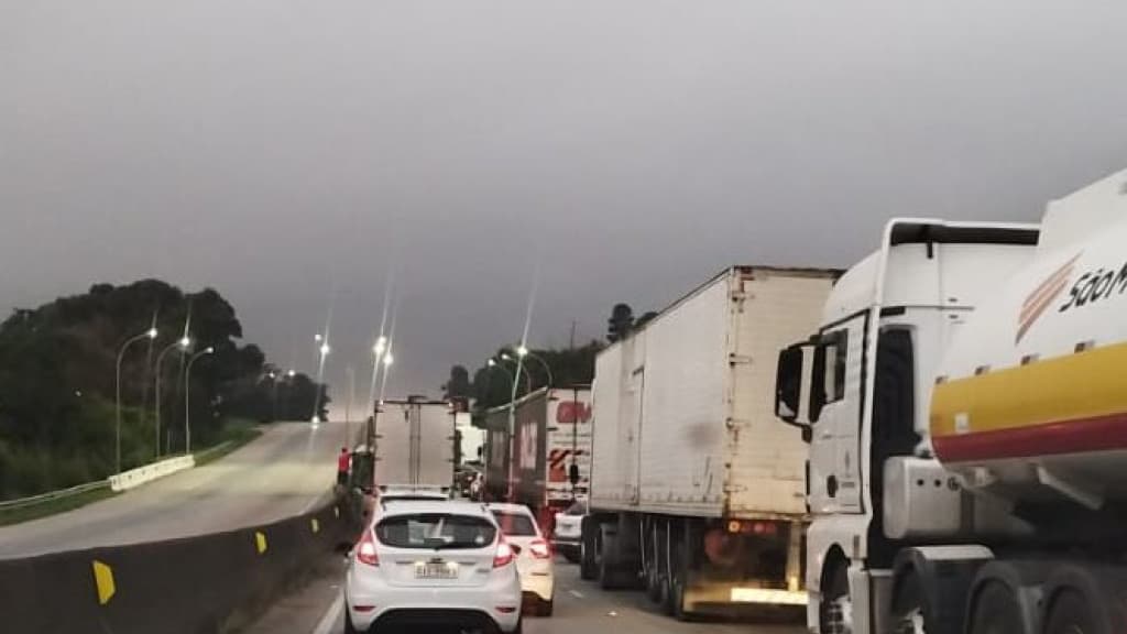 Motoristas passam a noite no Morro dos Cavalos durante operação de resgate