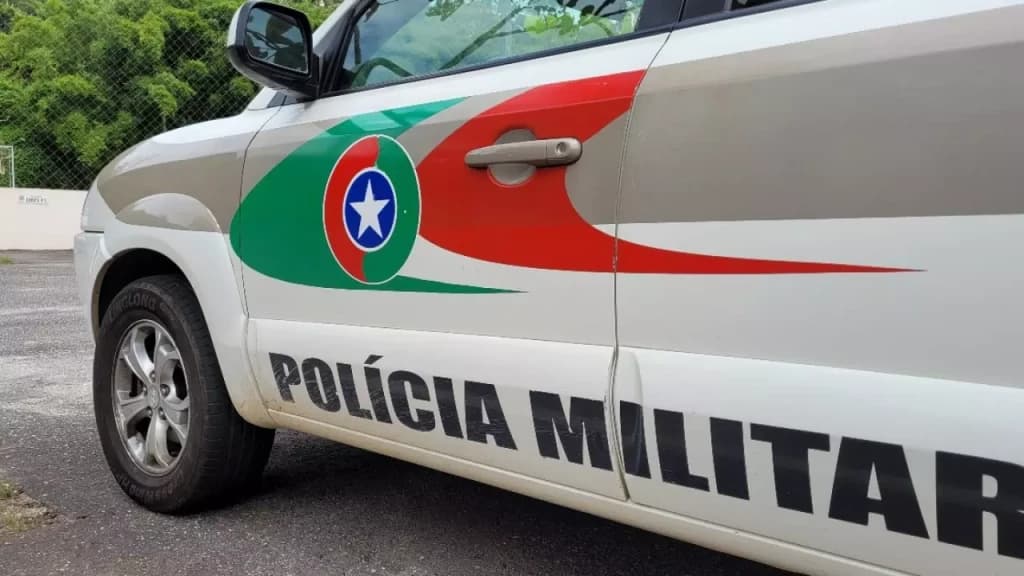 Homem se surpreende ao chegar em casa e encontrar invasor confortavelmente acomodado no sofá