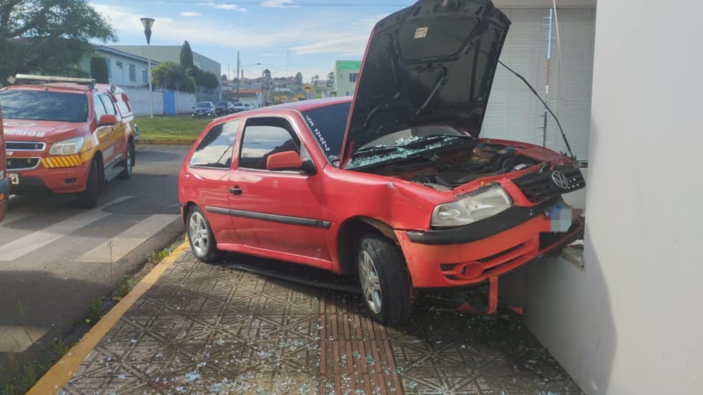 Mulher de 23 anos perde controle do carro e invade salão de beleza