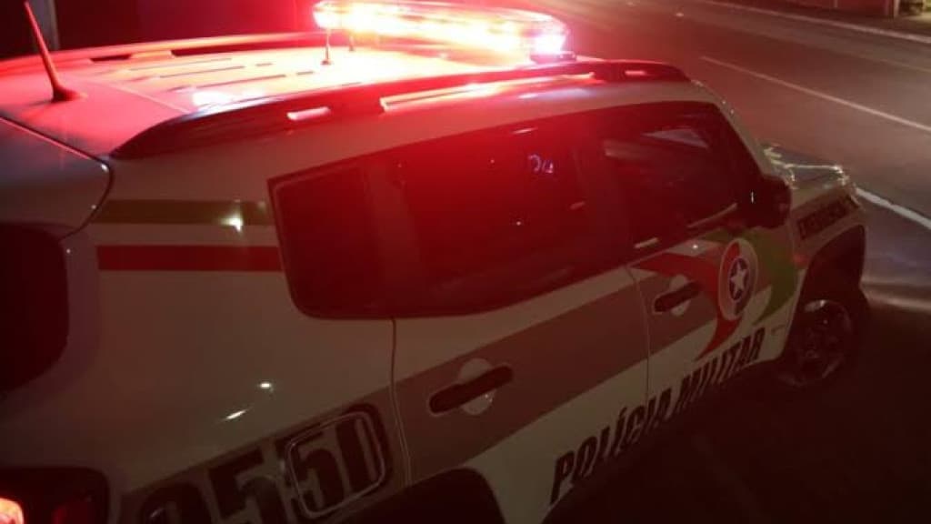 Corpos enrolados em lona são largados em estrada catarinense