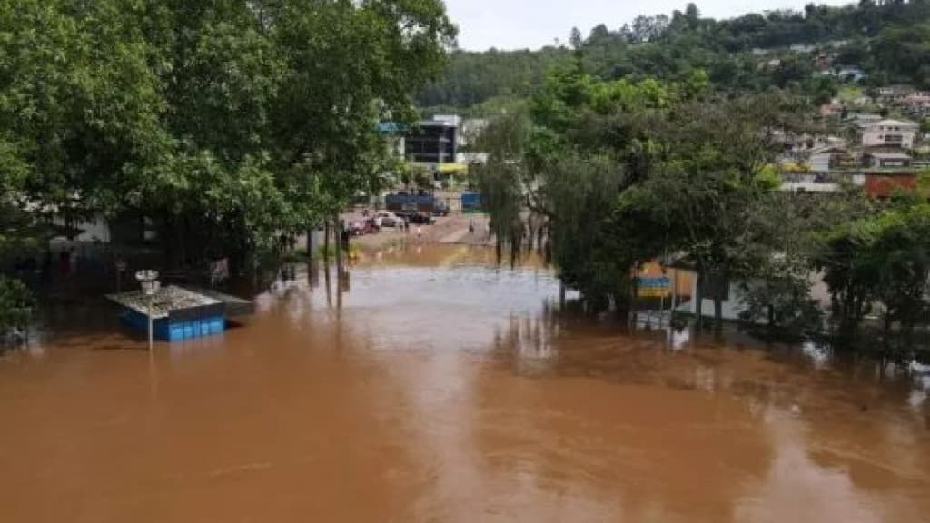 Chuvas elevam nível de rio em SC, fazendo pontes e vias serem interditadas