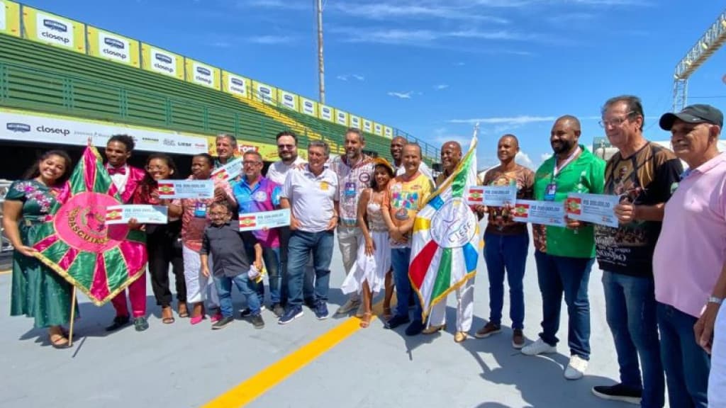 Jorginho entrega aporte milionário para apoiar Escolas de Samba, em Florianópolis