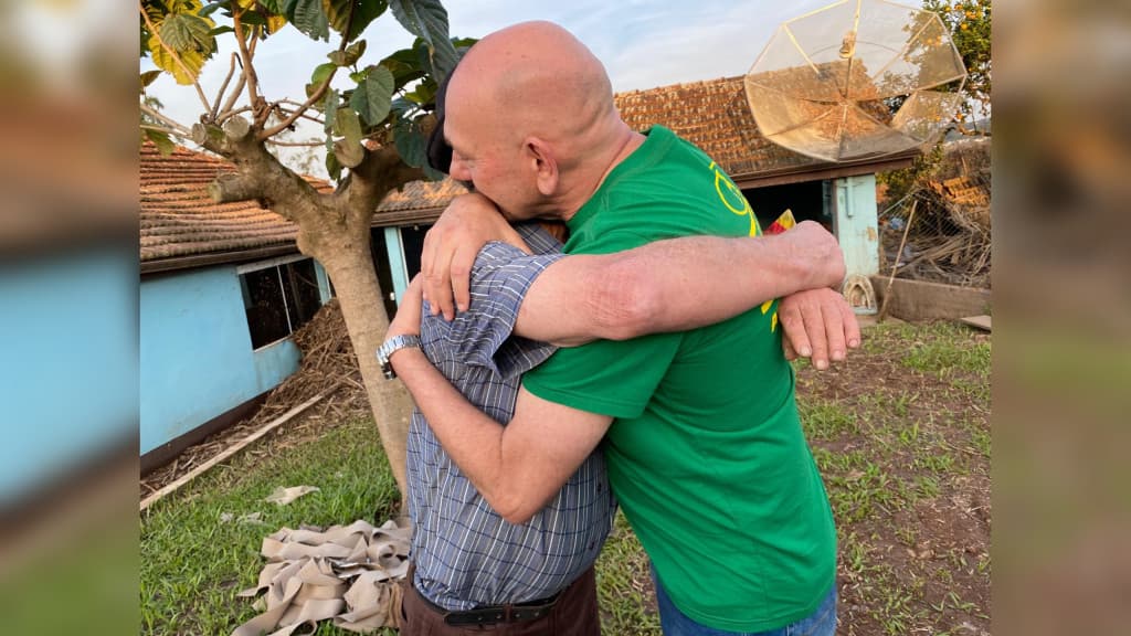 Famílias do RS recebem R$ 10 milhões em doações de Luciano Hang