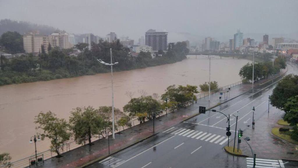 Blumenau terá enchente durante a madrugada, alerta prefeito: “até 9 metros”