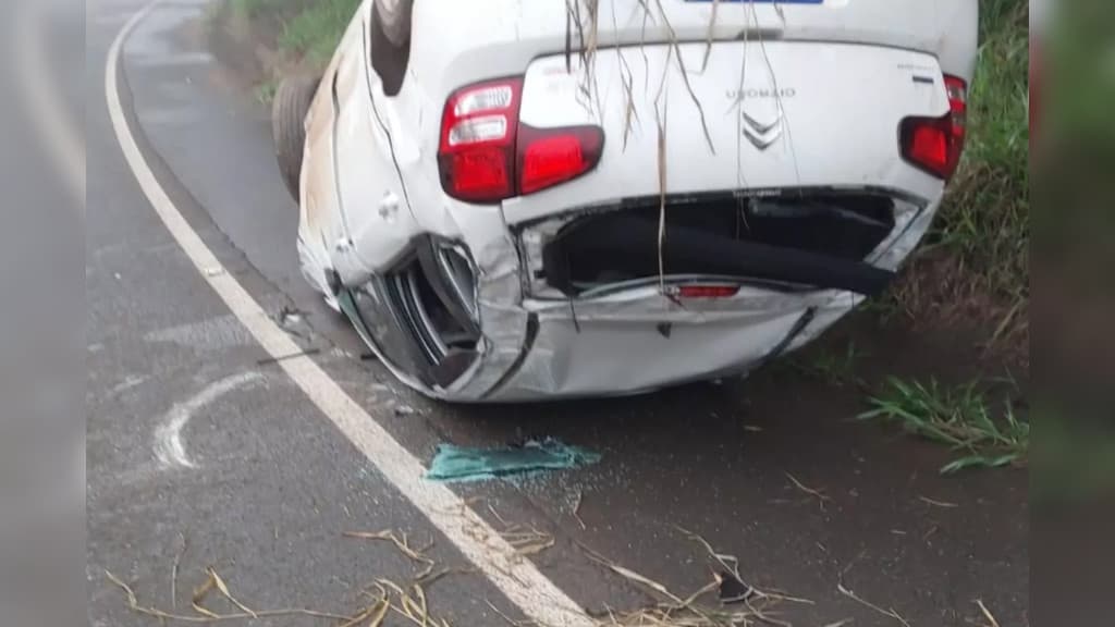 Médico de passagem pela SC-155 presta socorro à vítima de capotamento