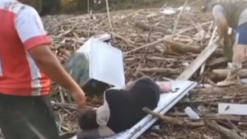 Após quatro dias, mãe e filho arrastados por enchente são encontrados com vida no RS
