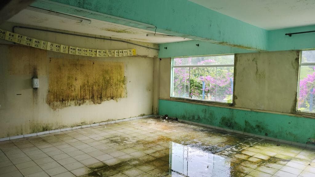 Quase 300 alunos dividem 2 salas de aula em cidade de SC: “um ano de abandono”