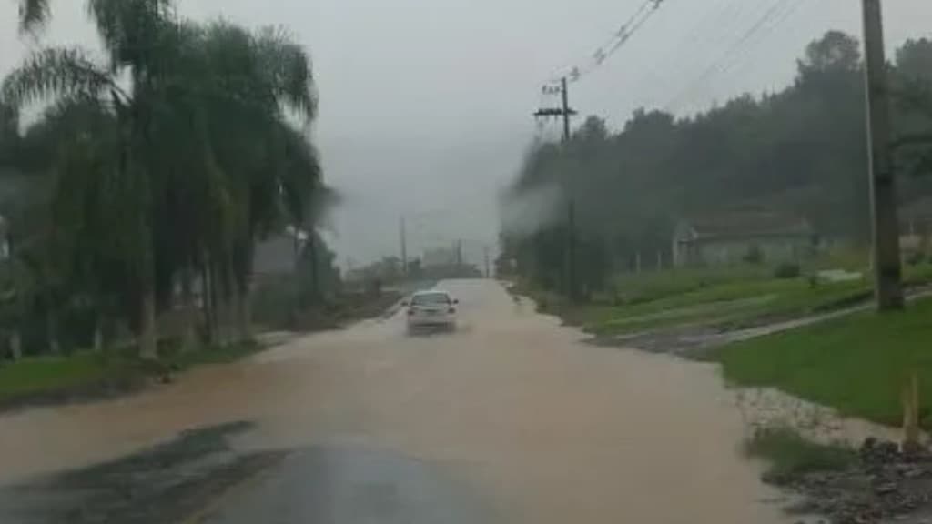Chuvas fortes causam interrupção na SC-114