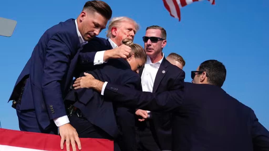 URGENTE: Trump saiu do palco sangrando após tiros disparados em comício nos Estados Unidos