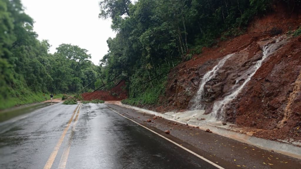 Queda de barreira bloqueia BR-153, em Santa Catarina