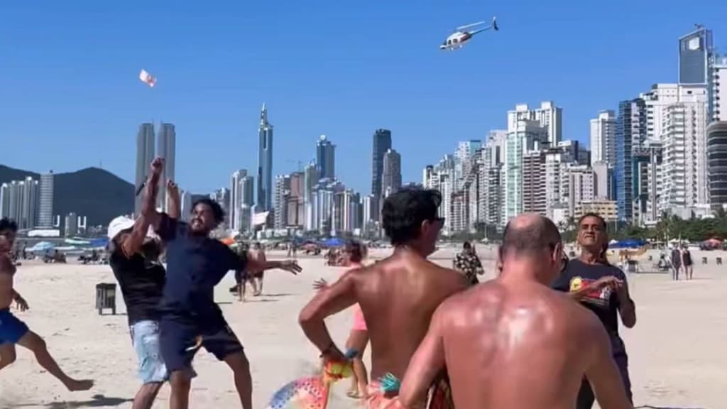 VÍDEO – Helicóptero “joga dinheiro” para pessoas na praia de Balneário Camboriú