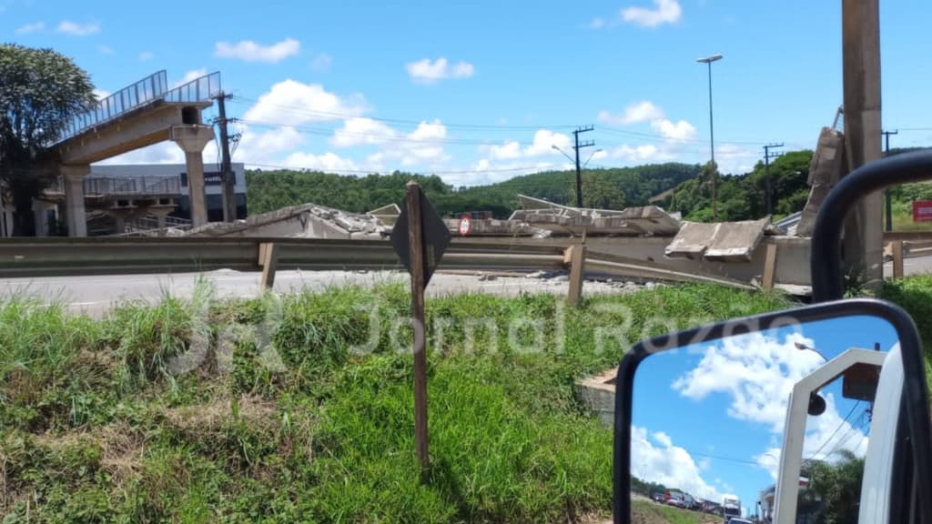 URGENTE: Passarela desmorona e interdita rodovia em Santa Catarina