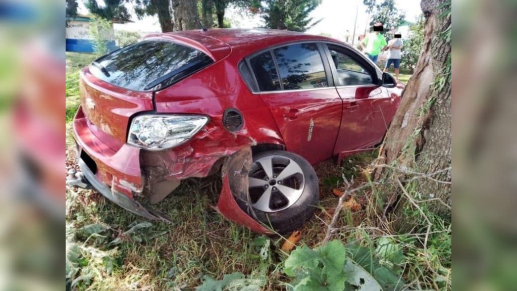 Homem supostamente sob efeito de drogas ameaça mulher e filha e rouba carro