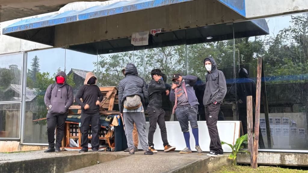 “Estudantes” mascarados impedem a entrada de alunos na UFSC em Florianópolis