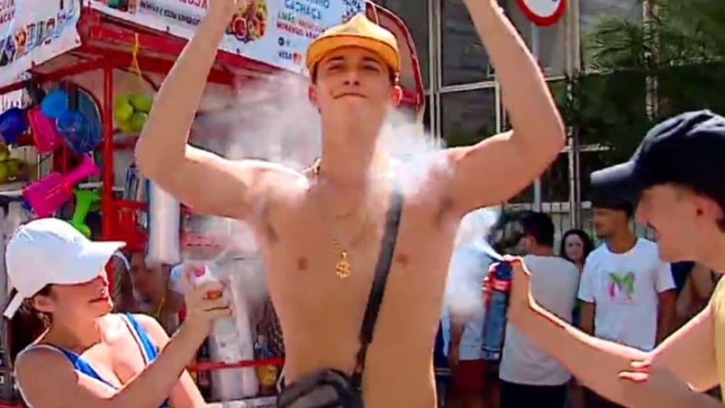 Jovens empreendedores faturam com “cheiro de asa” no Carnaval de Florianópolis