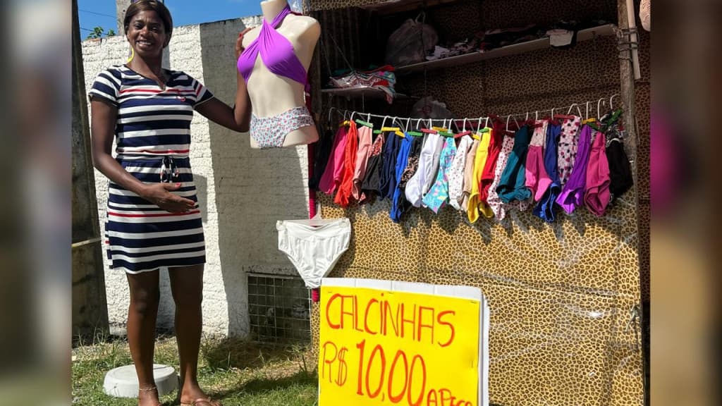Costureira cria barraquinha de lingerie após perder tudo durante enchente, em SC