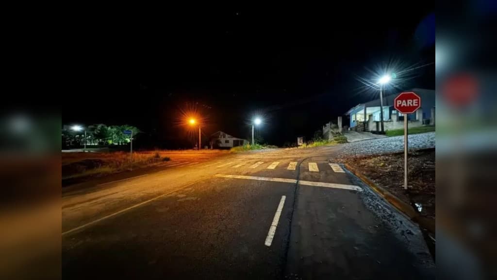 Criança e pai são atropelados em calçada e motorista foge sem prestar ajuda