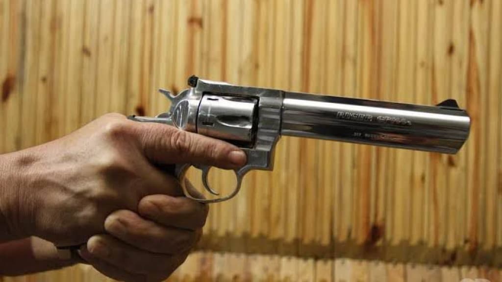 Idoso de 73 anos atira na cabeça de ladrão ao ver bandidos invadindo seu comércio