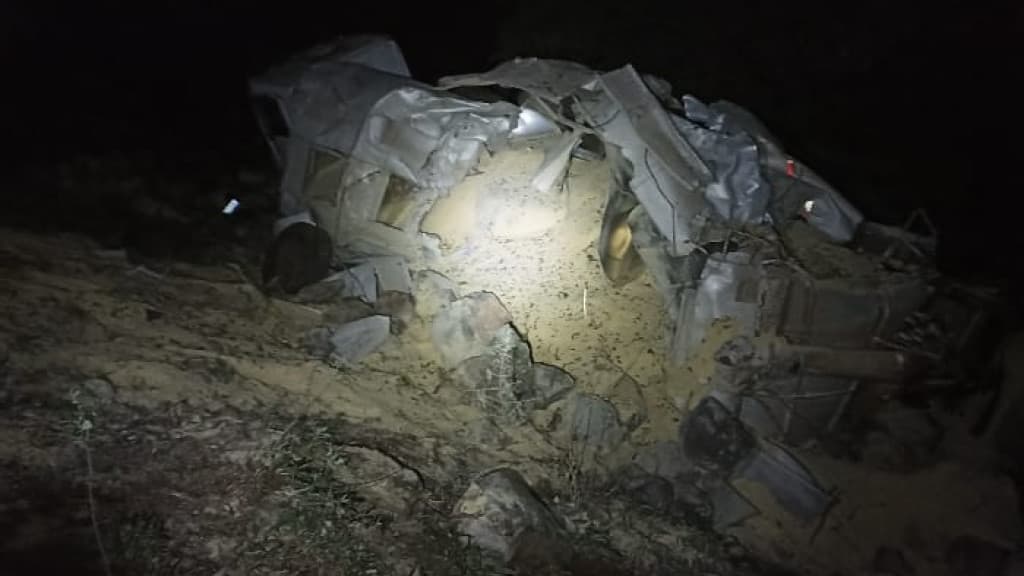 Caminhoneiro sobrevive após capotar em barranco na SC-155