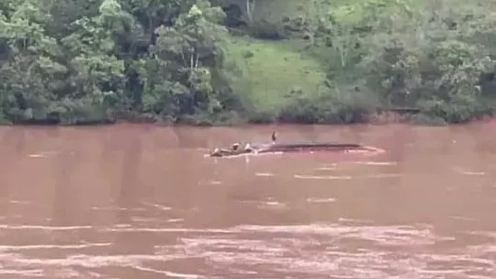 Balsa vira durante travessia em lago entre SC e RS