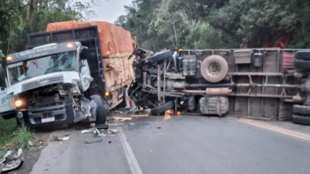Acidente entre caminhões deixa BR-470, no Alto Vale, interditada