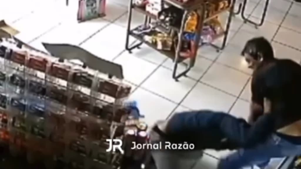 Cliente impede assalto e dá uma surra em ladrão em posto de combustíveis de SC