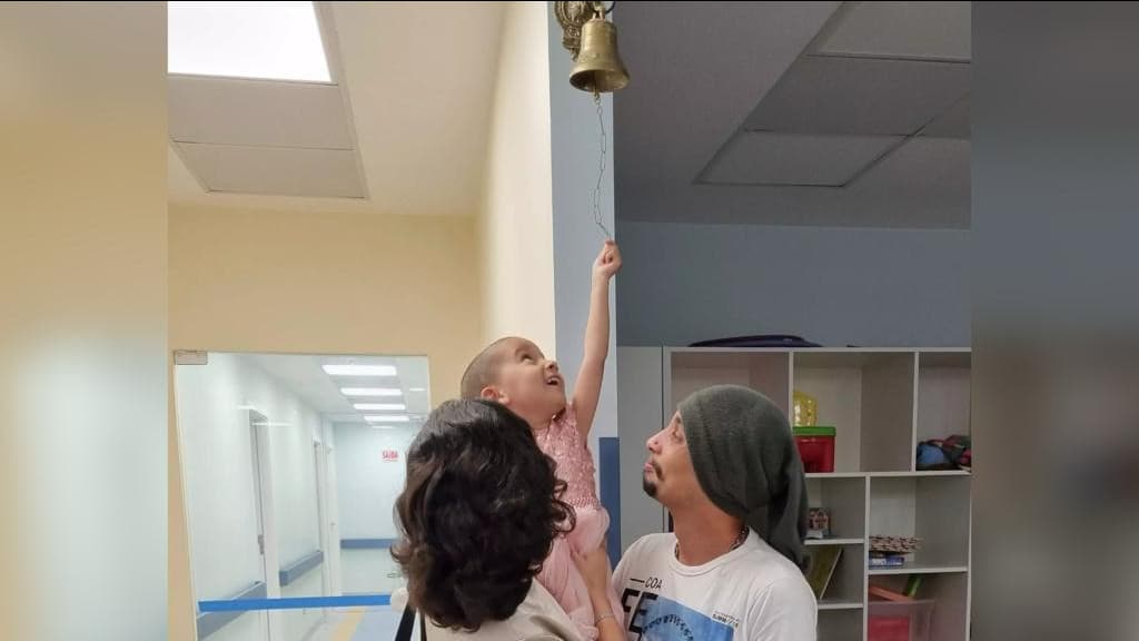Menina de 4 anos toca “sino da vitória” ao finalizar tratamento contra câncer