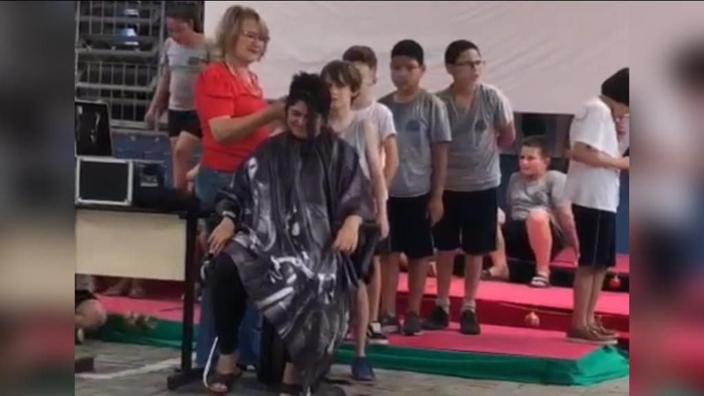 Professora convida alunos para o corte de cabelo durante luta contra o câncer
