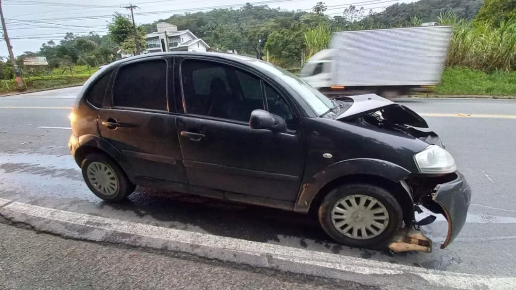 Acidente de trânsito deixa adolescente ferida na SC-108