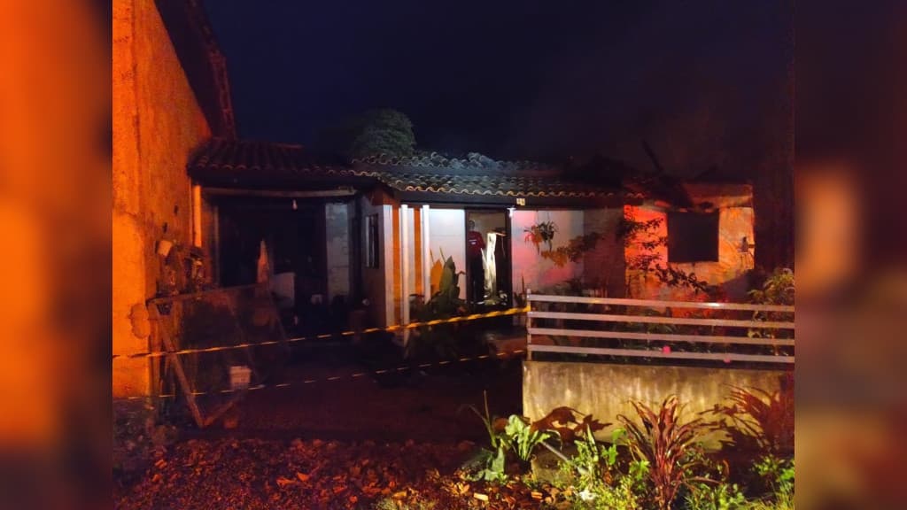 Incêndio destrói residência e corpo é encontrado nos destroços