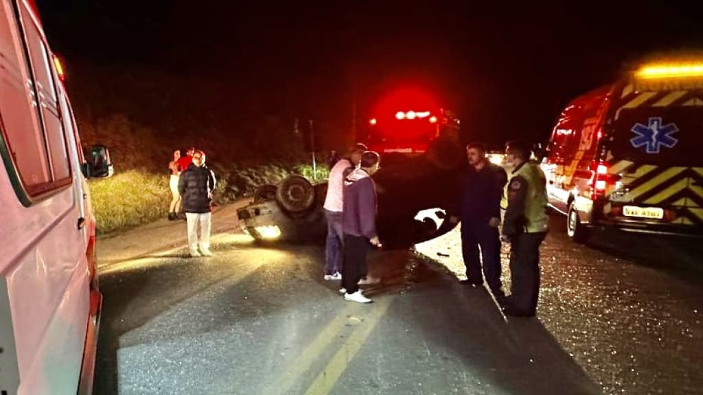 URGENTE: Capotamento em Canelinha deixa idosa gravemente ferida após culto evangélico