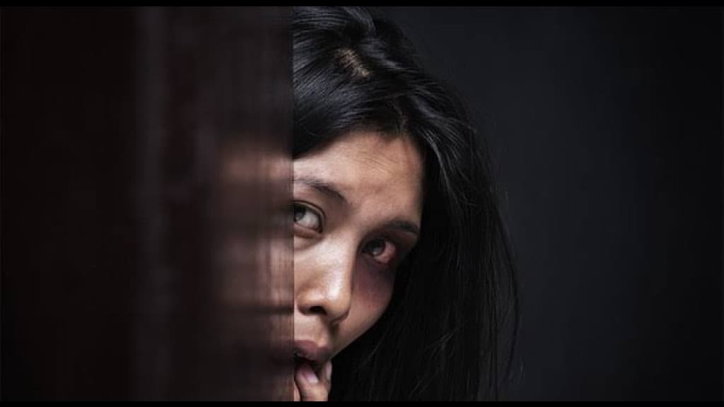Homem ameaça e agride esposa na frente dos filhos por dinheiro
