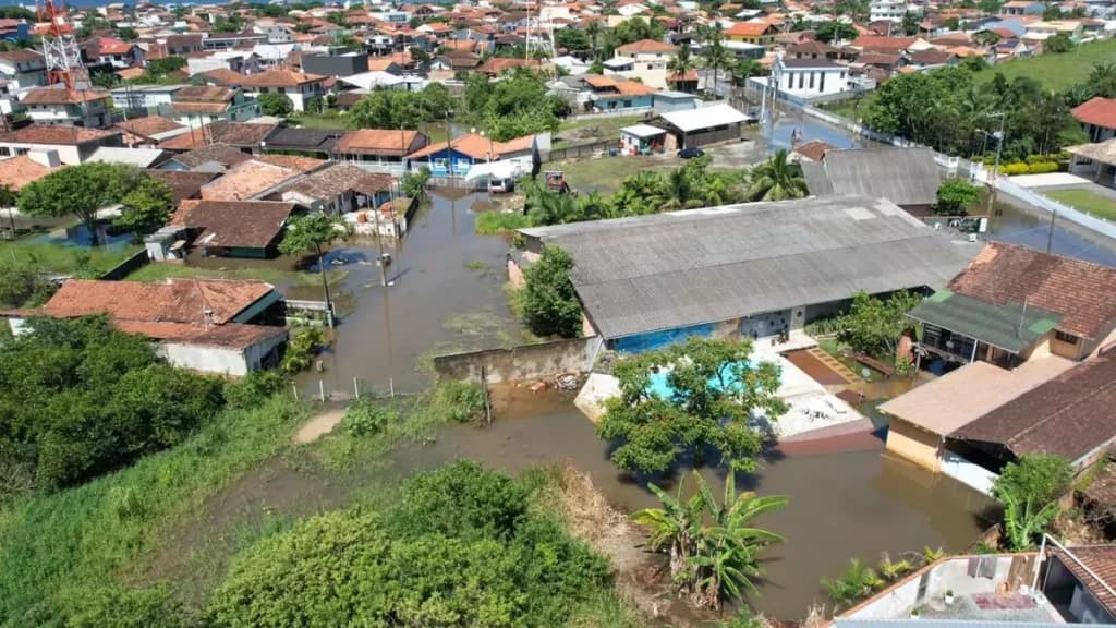 Cidade do Litoral Norte de SC decreta emergência: 5 mil pessoas estão desabrigadas por conta da chuva