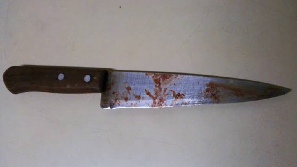 Mulher é resgatada dentro de casa com faca cravada na barriga