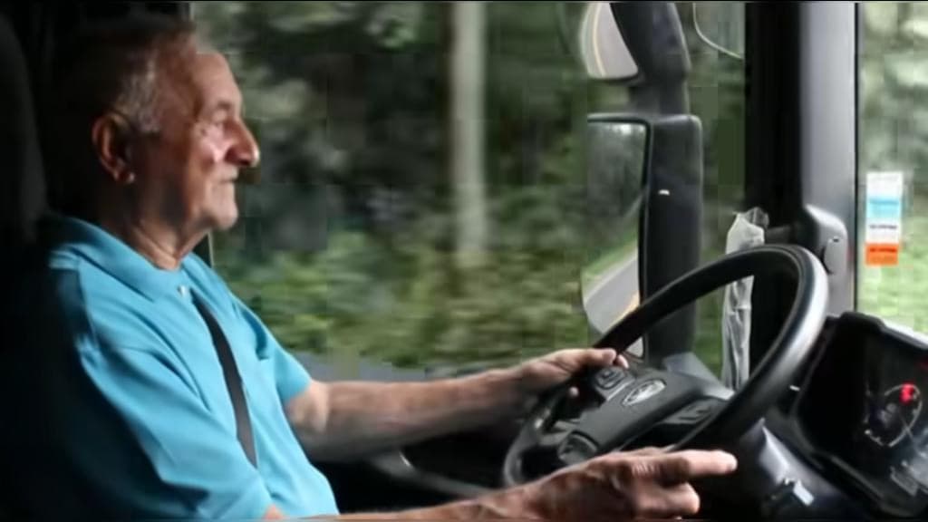 Caminhoneiro de 80 anos continua acordando às 4h da manhã para trabalhar e não quer parar
