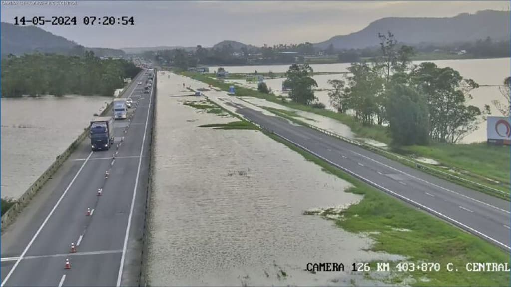 Em Santa Catarina, chuvas provocam bloqueios e alagamentos na BR-101