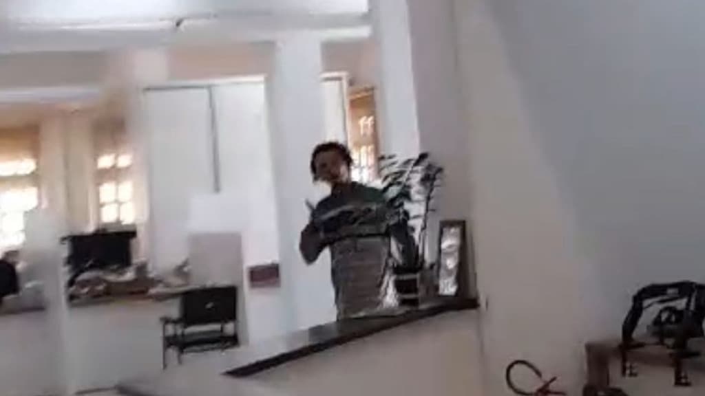 VÍDEO: Morador de rua invade prefeitura de SC com facões