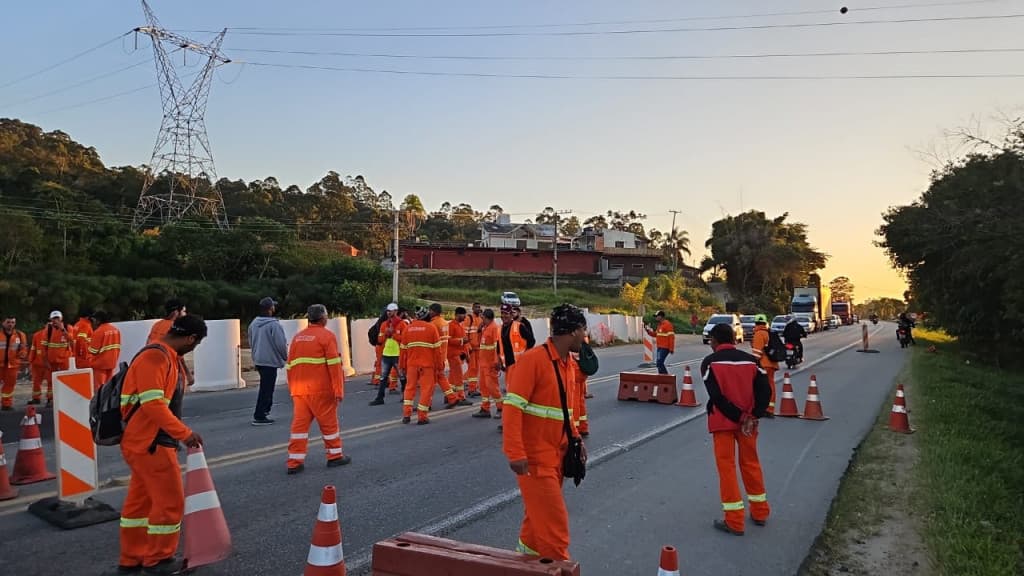 BR-282, em SC, é bloqueada por funcionários do Contorno Viário nesta quarta (7)