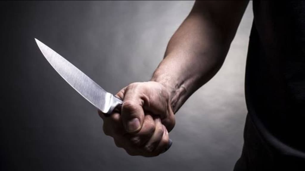 Homem tem ataque de ciúmes e esfaqueia ex-mulher em saída de bar