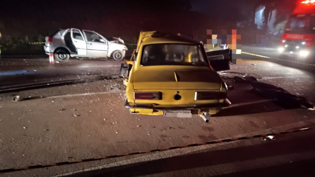 Colisão entre carros deixa mulher morta na BR-116